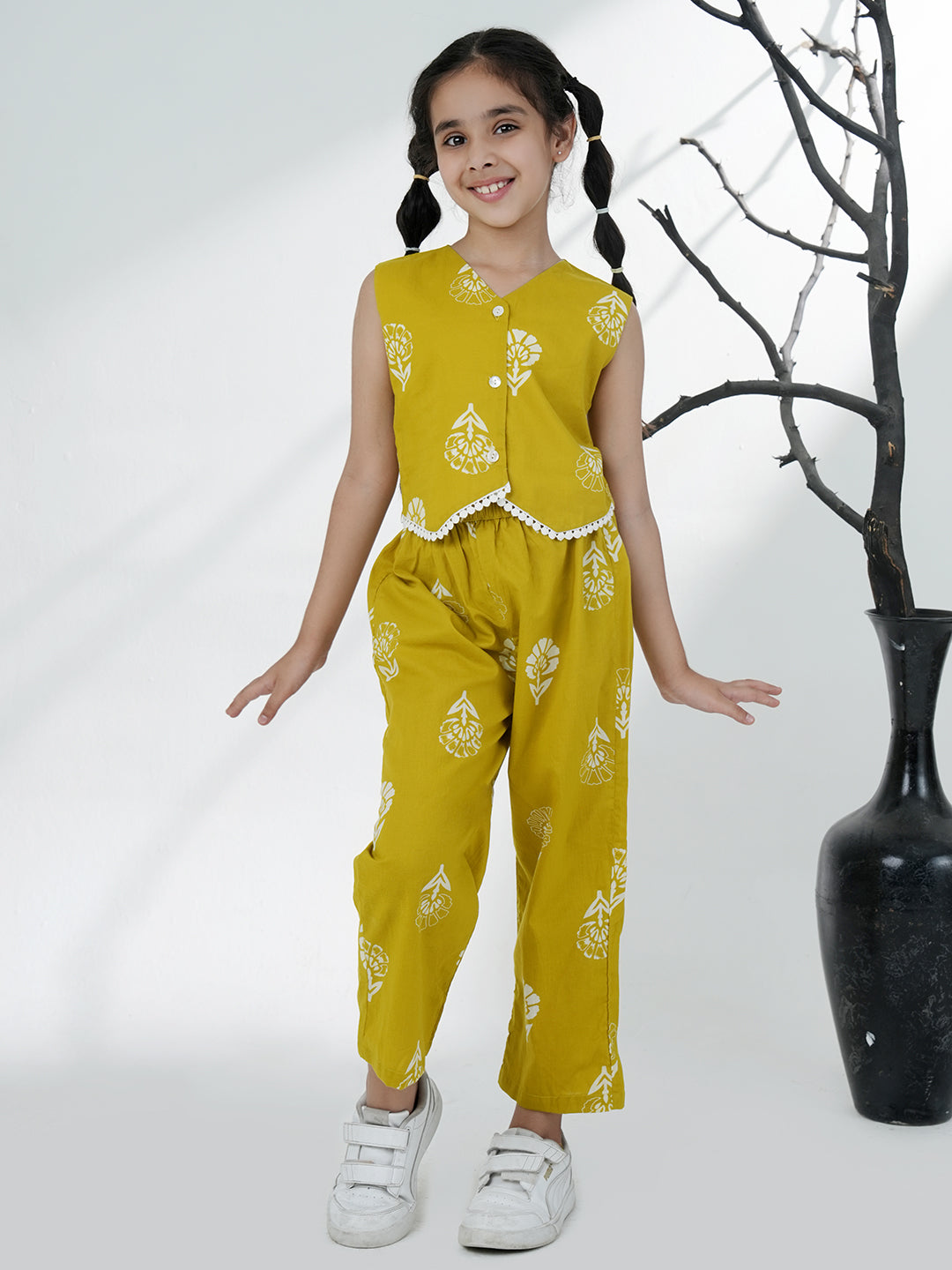 Girls Casual Wear Green Cotton Sleeveless Printed Co-Ord Set