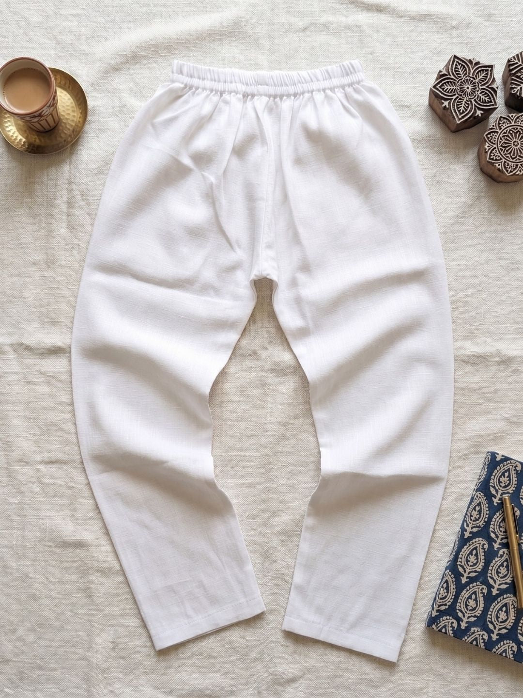 AJ Dezines White Solid Pure Cotton Kurta Pyjama Set With Round Tiranga Brooch For Boys